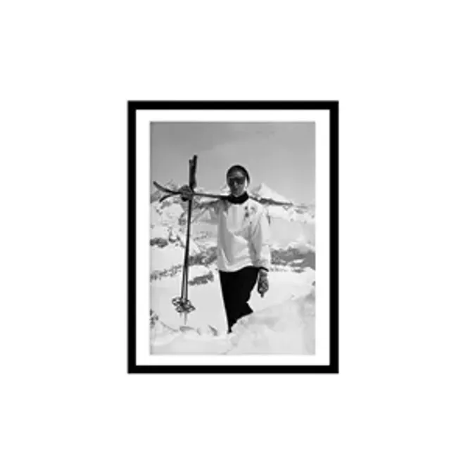Hovedbilde woman carrying skis – ...